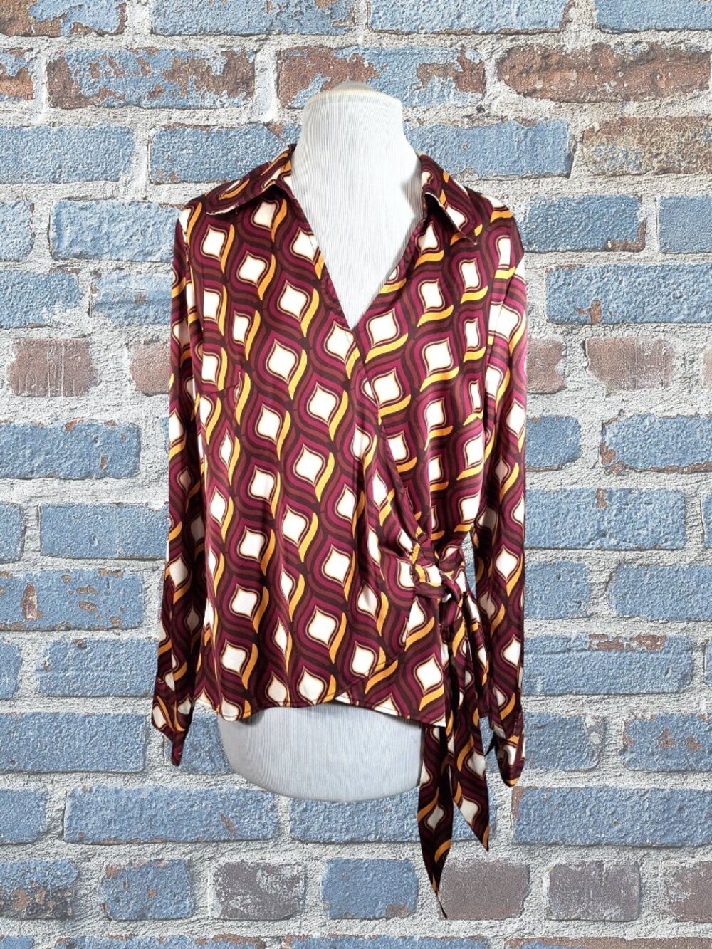 Cupcakes and Cashmere Ladies Large Top with Side Tie Multicolored